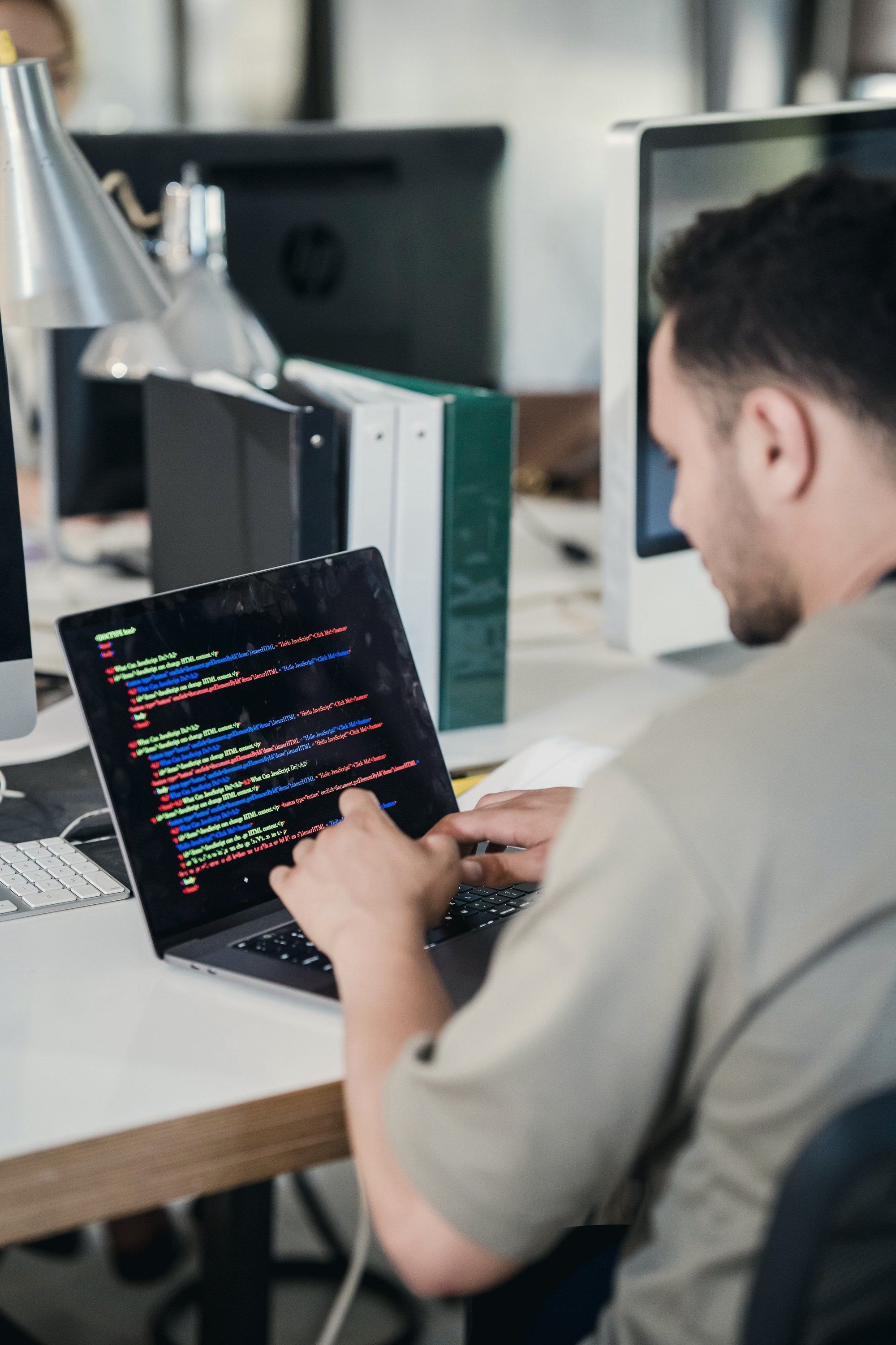Desenvolvedor escrevendo código num notebook